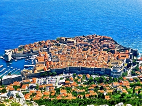 欧洲蓝色海港城市建筑群摄影图片